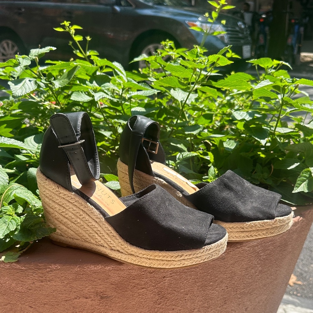 Coconuts by Matisse Black and Tan Wedges